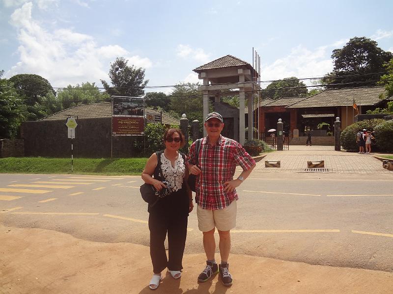 DSC03258.JPG - Sep 8-12, 2014 孤兒象園(收容被大象媽媽遺棄的大象寶寶，參觀大象寶寶洗澡、餵食等) (斯里蘭卡，Pinnawela) [Elephant Orphange, Pinnawela, Sri Lanka]-90